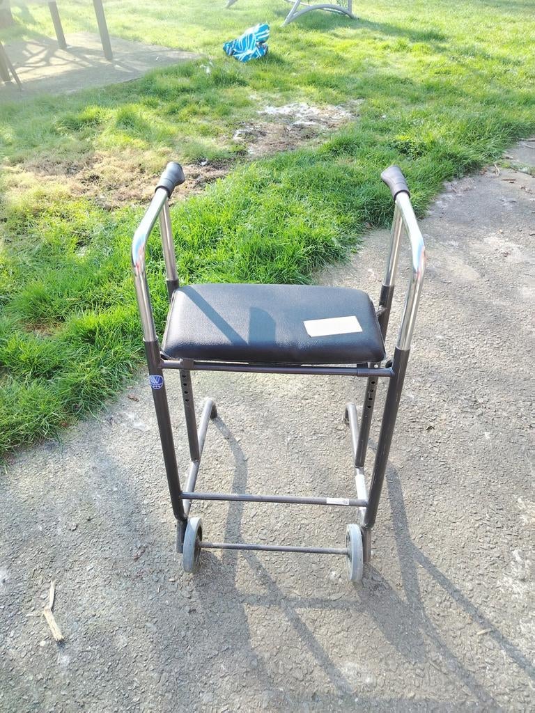 Déambulateur 2 roues quasi neuf