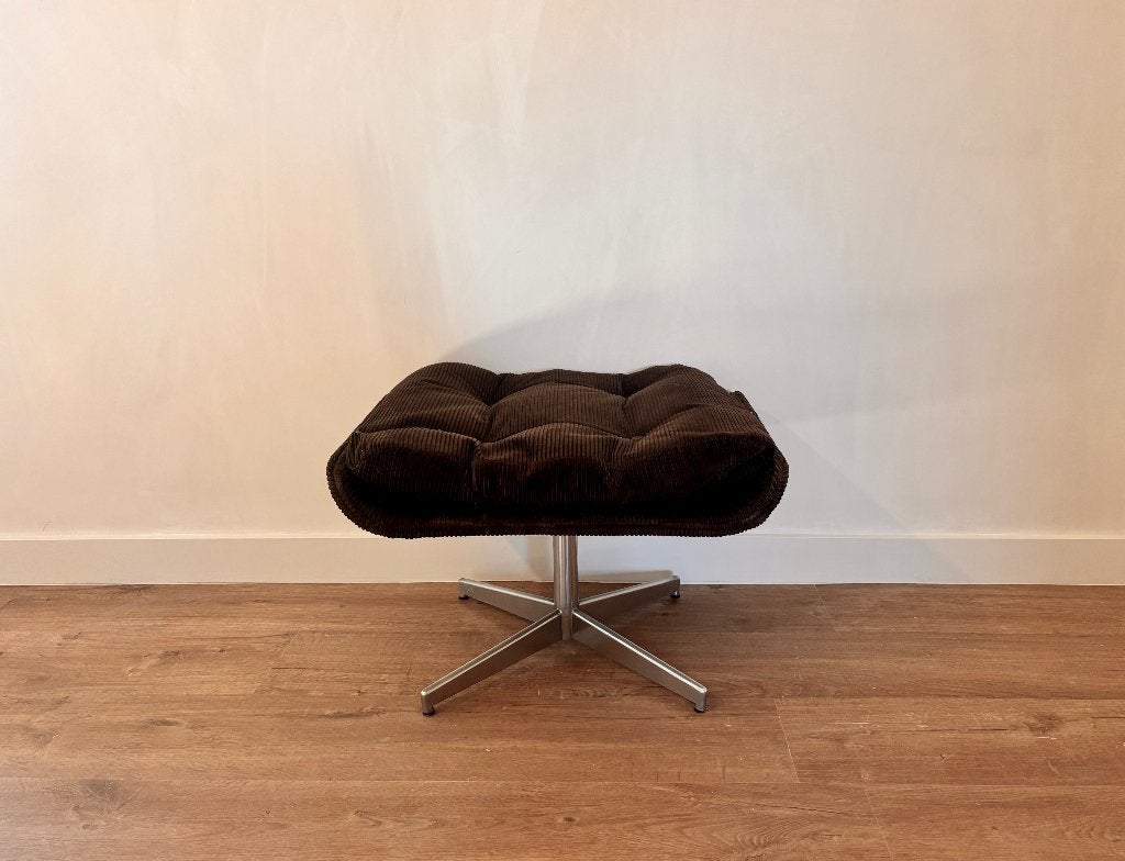 Vintage design poef, voetbank chrome en bruin velours, Ophalen, Vintage design, 50 tot 75 cm, Zo goed als nieuw