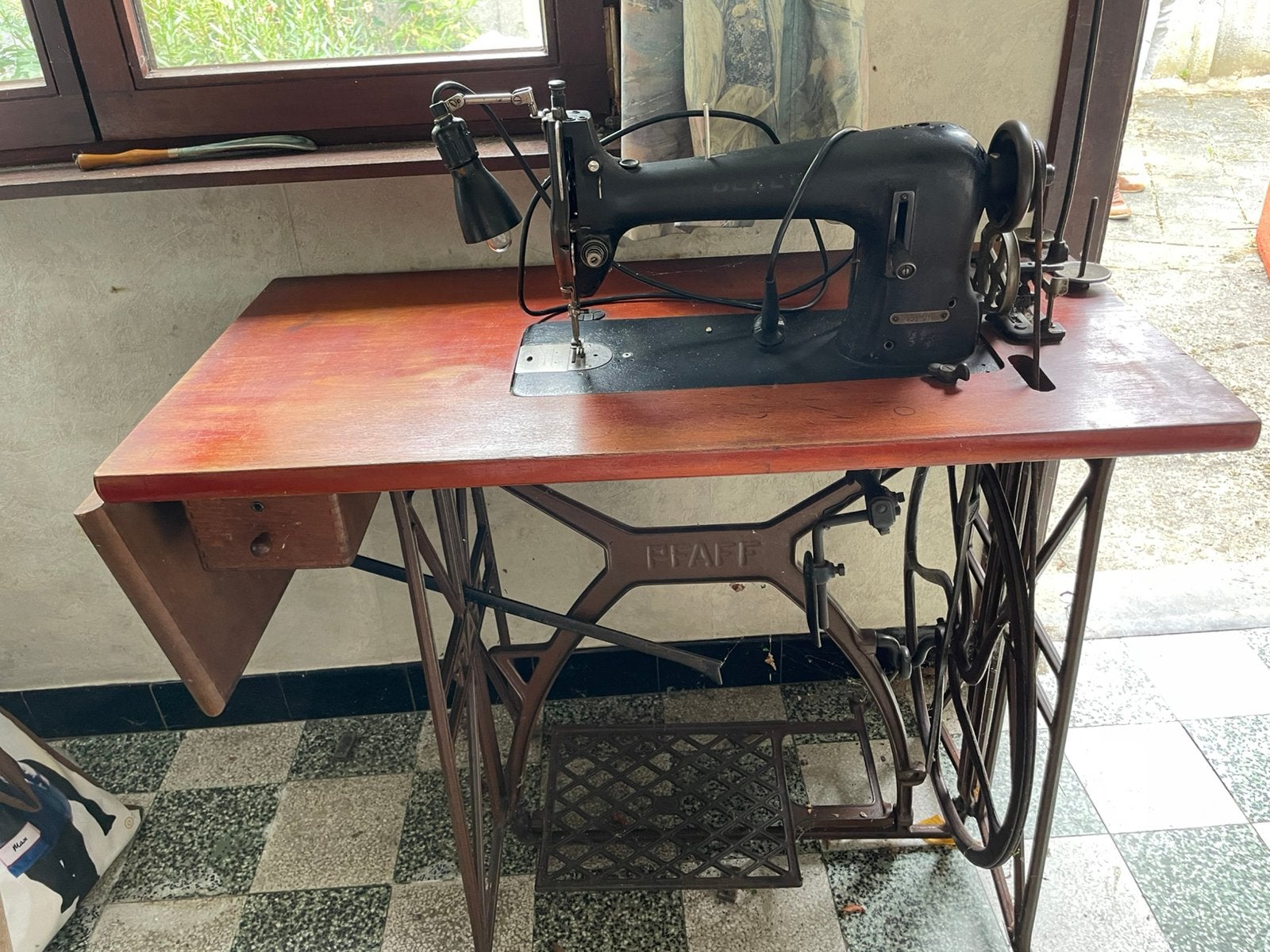 Vintage Pfaff naaimachine, Enlèvement