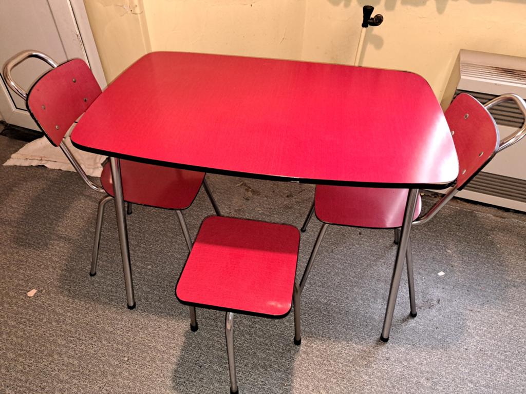Table Formica rouge+deux chaises+un tabouret marque Torck, Ophalen, Overige materialen, Gebruikt, Twee
