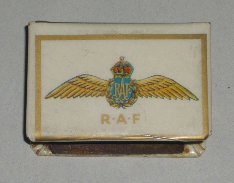 R.A.F SIERWIKKEL LUCIFERS DOOSJE WINSTON CHURCHIL CA 1940, Enlèvement ou Envoi, Armée de l'air, Emblème ou Badge