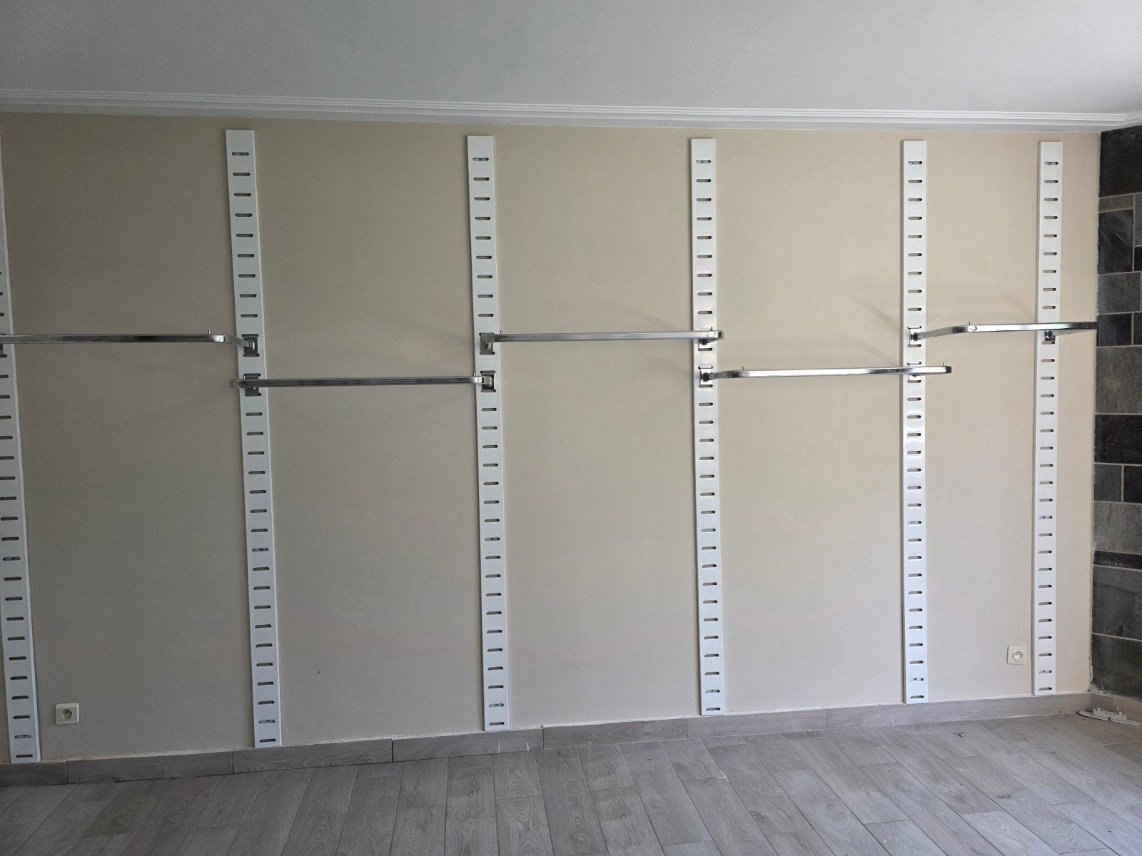 montant pour tringle mural  de magasin