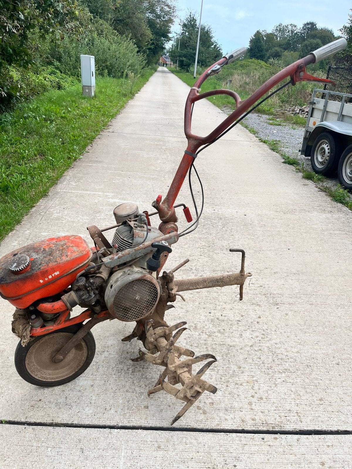 OPHALING: Oud tuingereedschap, grasmachines & zitmaaiers, Ophalen, Zo goed als nieuw, Benzine