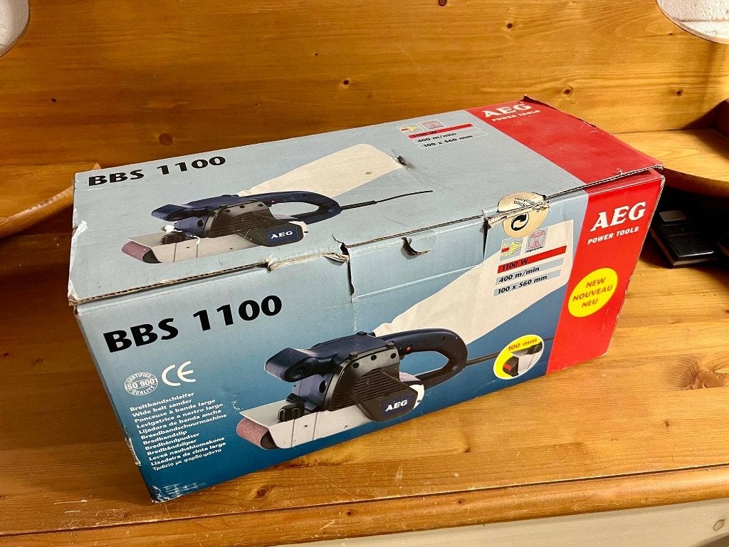 Bandschuurmachine AEG met voorraad schuurpapier, Doe-het-zelf en Bouw, Ophalen, Zo goed als nieuw, 600 tot 1200 watt, Bandschuurmachine
