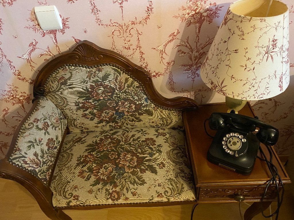 Ancien petit meuble de téléphone, Enlèvement