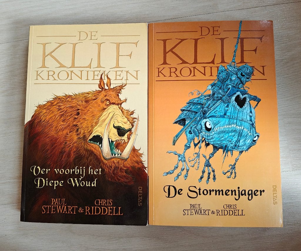 De klif kronieken: De stormenjager & Ver voorbij het, Ophalen of Verzenden, Zo goed als nieuw, Paul Stewart