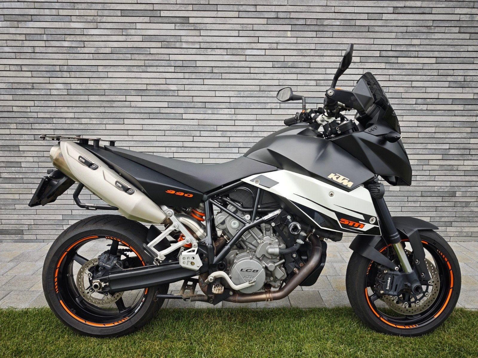 KTM 990 SMT (supermoto touring)