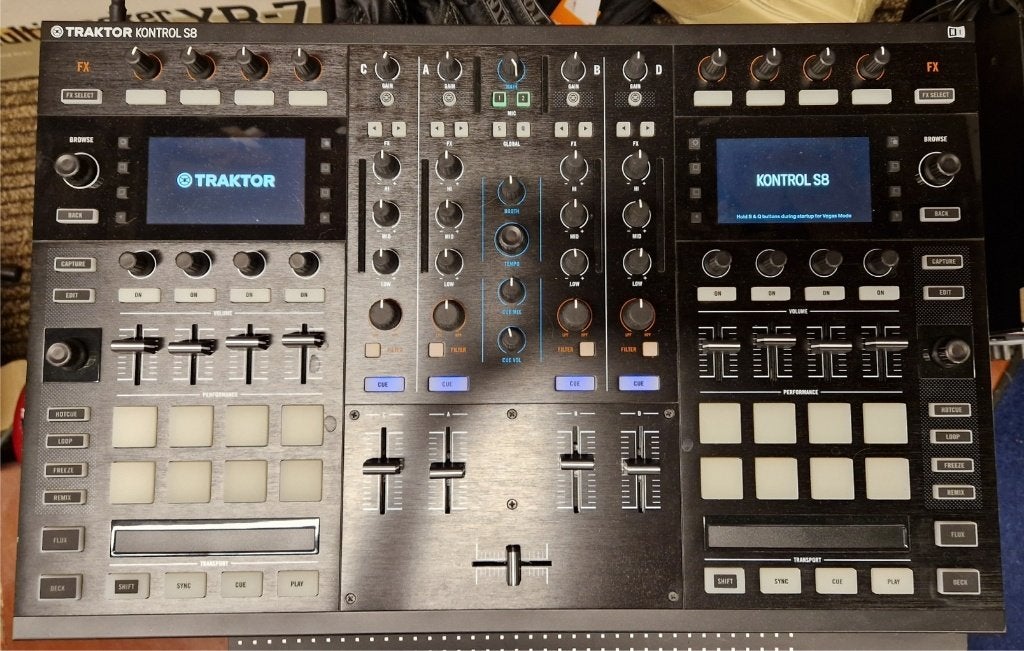 Native Instruments Traktor Kontrol S8 + decksaver, Enlèvement, Comme neuf, Platine