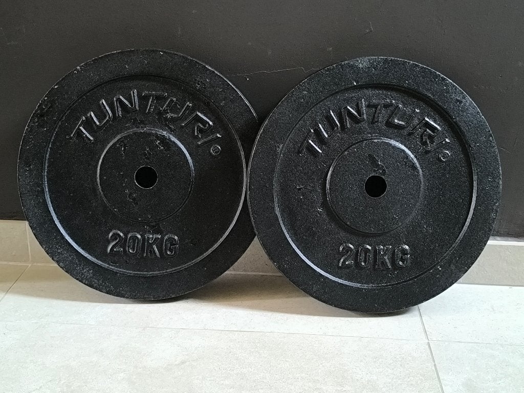 2 x 20kg plaques de musculation de TUNTURI (30mm)., Enlèvement, Utilisé, Dos, Plaques d'haltères