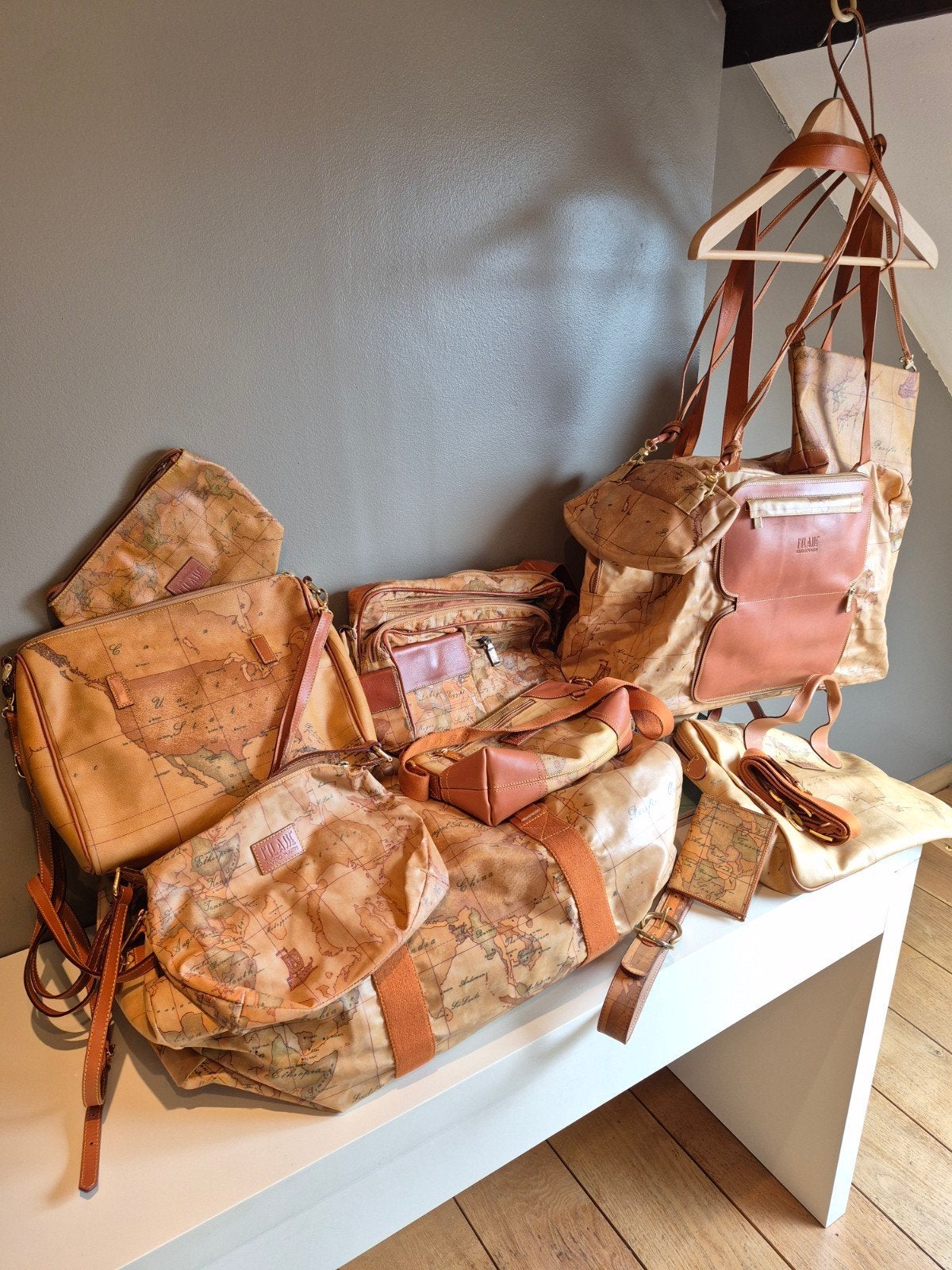 Alviero Martini 1| Class leren tassenset — Icon Collection, Ophalen of Verzenden, Beige, Wieltjes