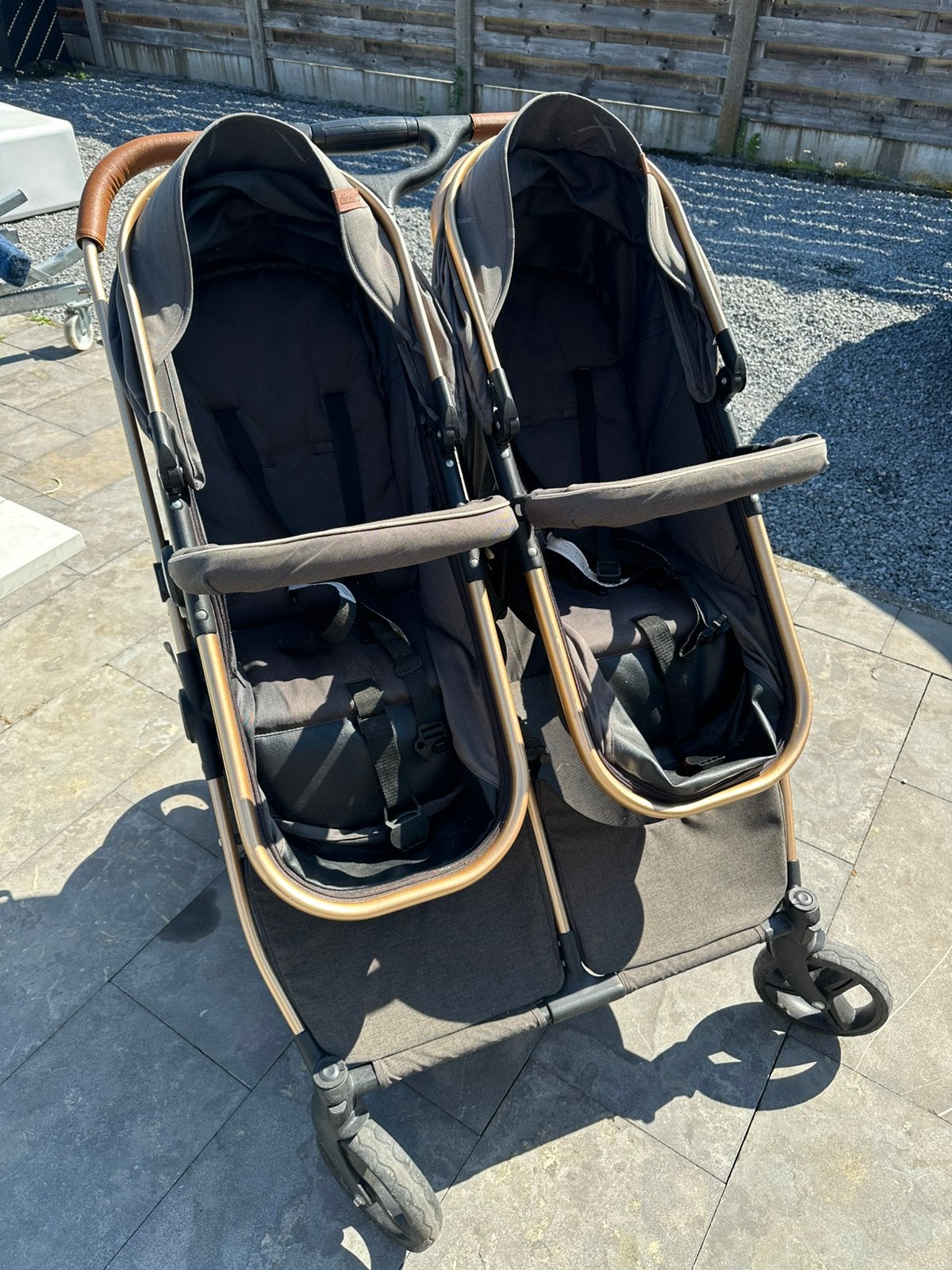 Luxe duobuggy / tweelingbuggy – zwart met goudkleurig frame, Kinderen en Baby's, Tweelingen en Meerlingen, Ophalen, Zo goed als nieuw