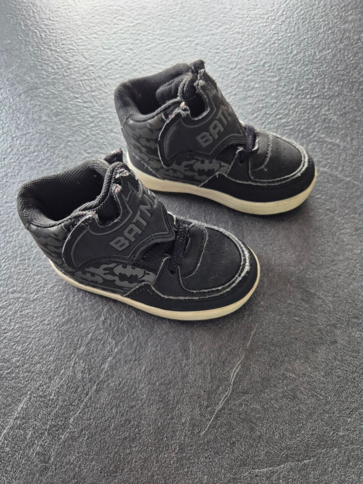 Mooie zwarte hoge schoentjes - Batman - maat 22, Kinderen en Baby's, Babykleding | Schoentjes en Sokjes, Ophalen, Batman, Schoentjes