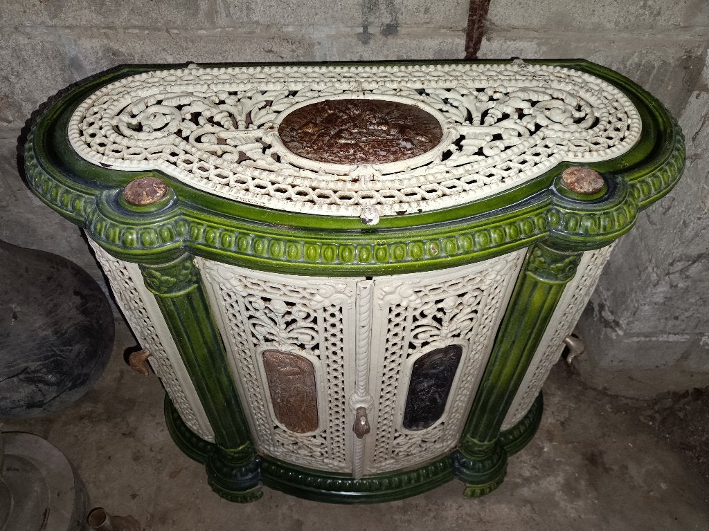 Poêle ancien en fonte émaillée Art Nouveau, Enlèvement