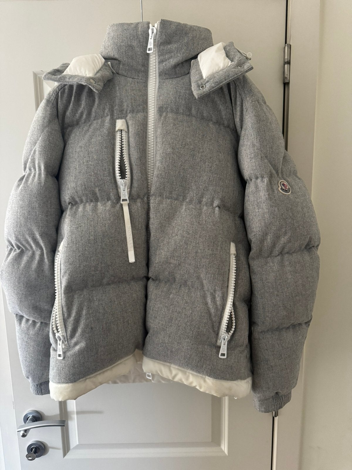 Moncler Tarentaise Down Jacket – Grijs, Kleding | Heren, Jassen | Winter, Zo goed als nieuw, Maat 52/54 (L), Grijs, Ophalen of Verzenden
