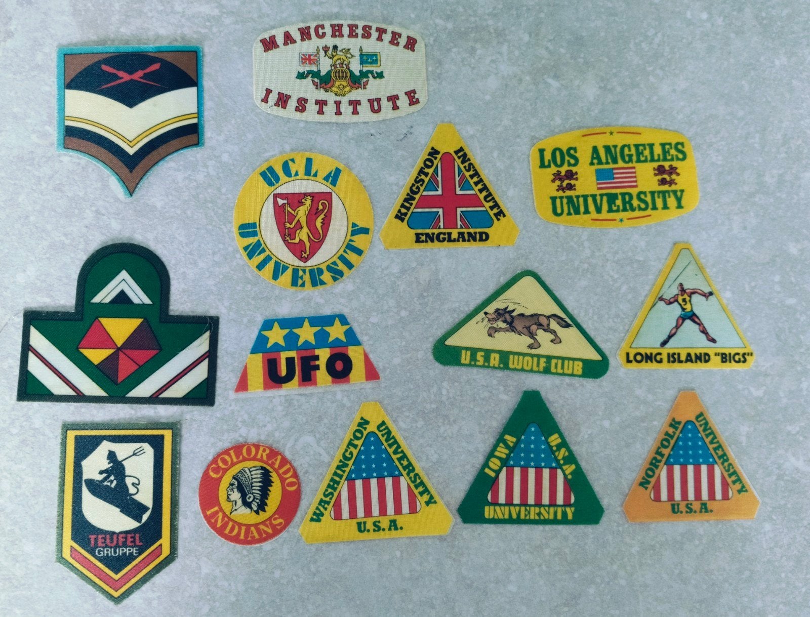 14 stoffen patches USA ufo universiteiten jaren 70, Ophalen of Verzenden