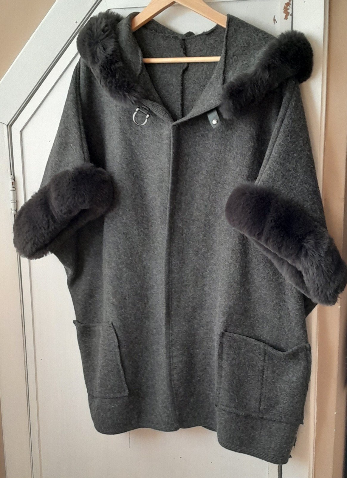 Prachtige Cape met imitatie bont X.L., Ophalen of Verzenden, Gedragen, Grijs, Jas of Mantel