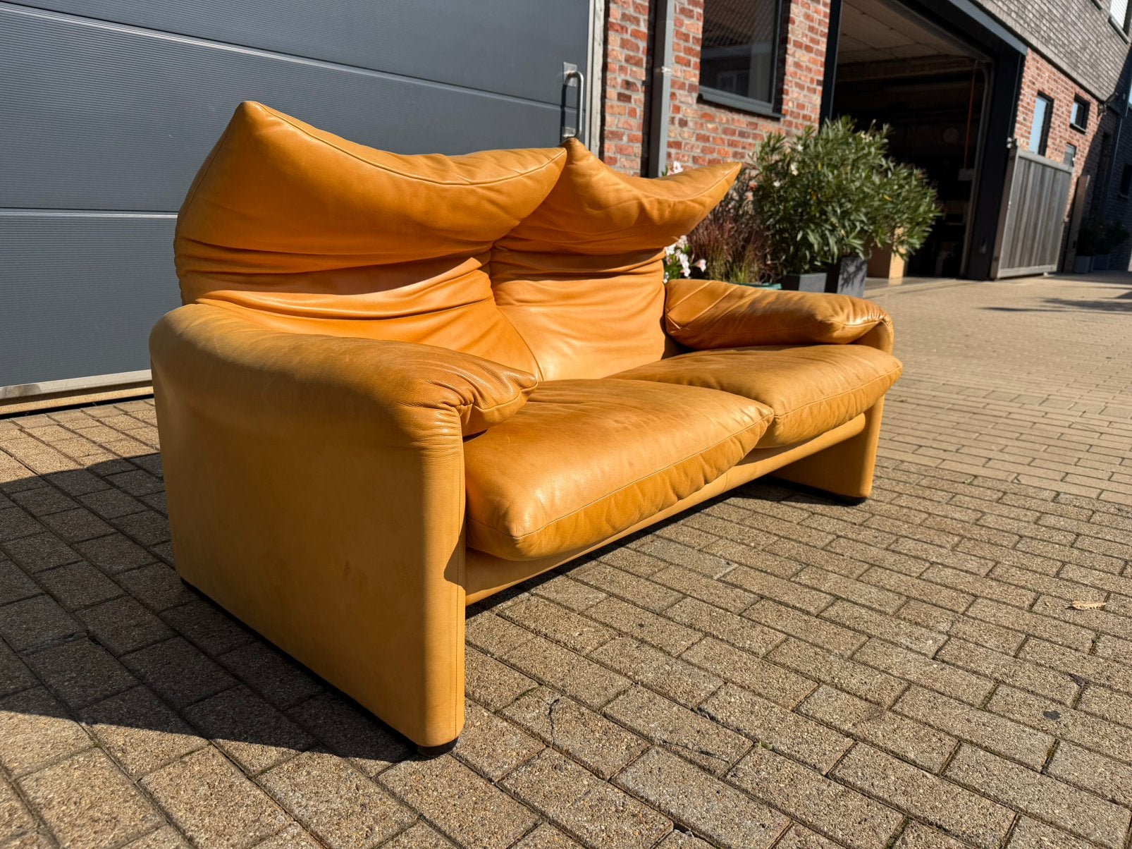 Magnifique Cassina Maralunga 2pl Camel, légèrement patiné, Maison & Meubles, Enlèvement ou Envoi, Sede artifort b&b italia knoll vitra togo eames mah jong leolux