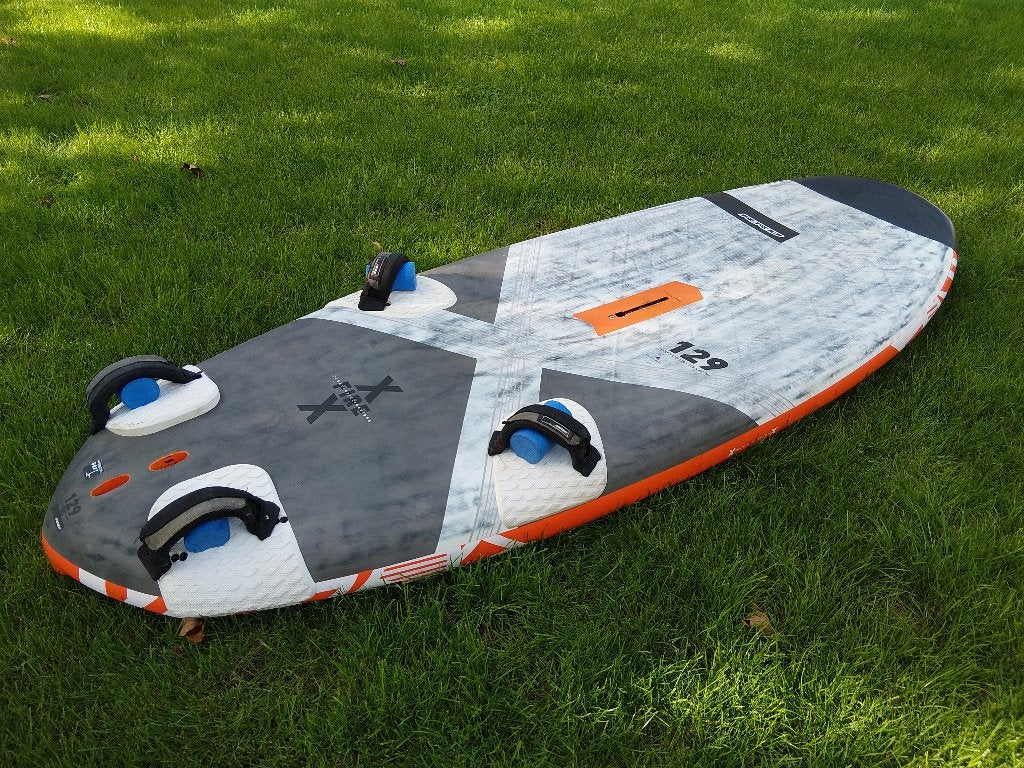 RRD X-FIRE V10 129L slalomboard, Sports nautiques & Bateaux, Planche à voile, Planche, RRD, Moins de 250 cm, Enlèvement