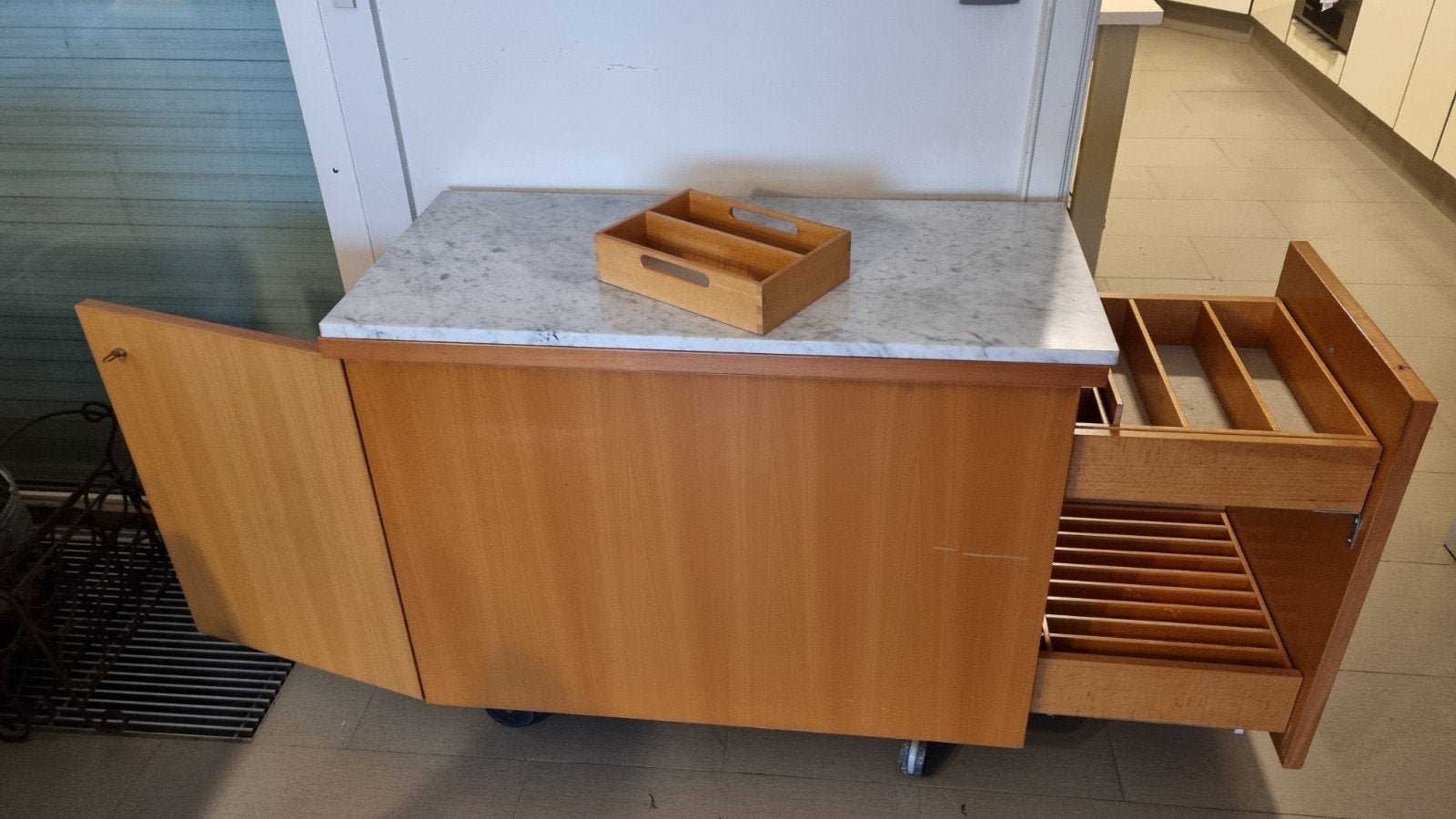 bestek kast marmeren bovenblad, Ophalen