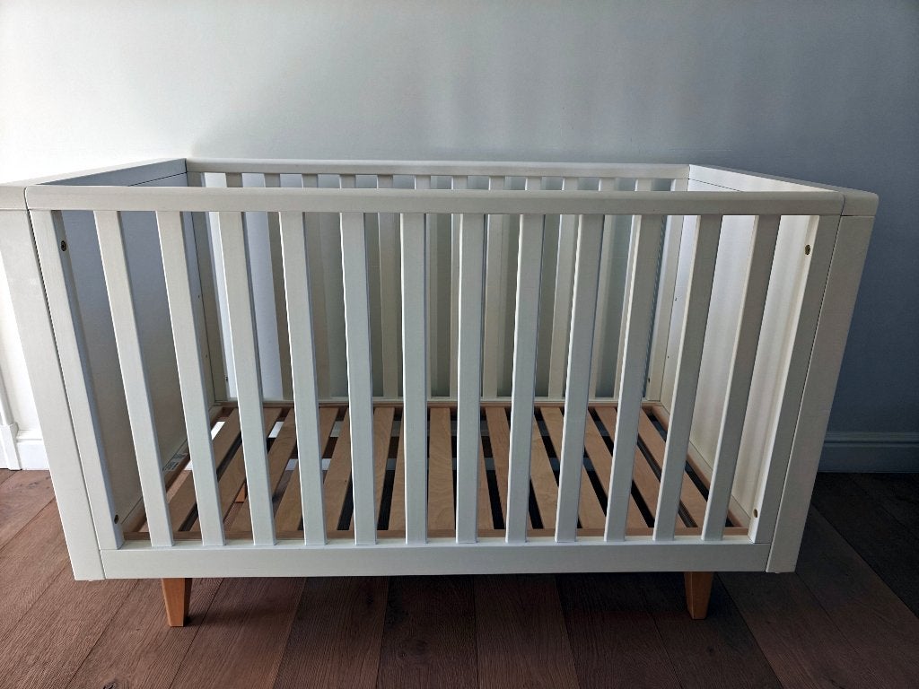 Babybed Troll Scandy Cot Wit, Ophalen, Zo goed als nieuw, Lattenbodem, Minder dan 140 cm