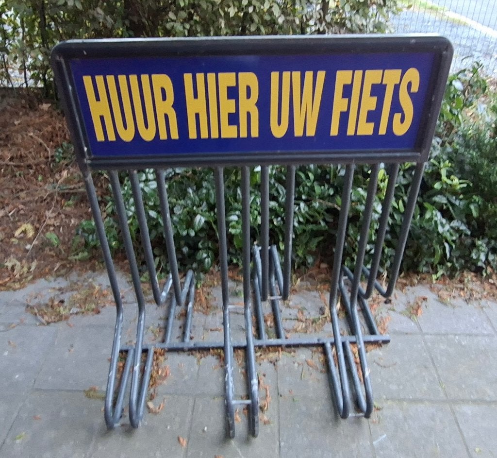 Brocante fietsenrek met vintage bord "Huur hier uw fiets", Ophalen