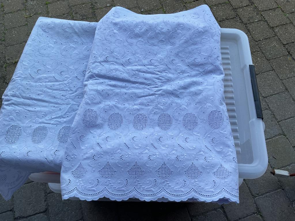 Prachtige broderie stof, zeer zeer licht lila, zeer mooi!, Hobby en Vrije tijd, Stoffen en Lappen, Ophalen of Verzenden