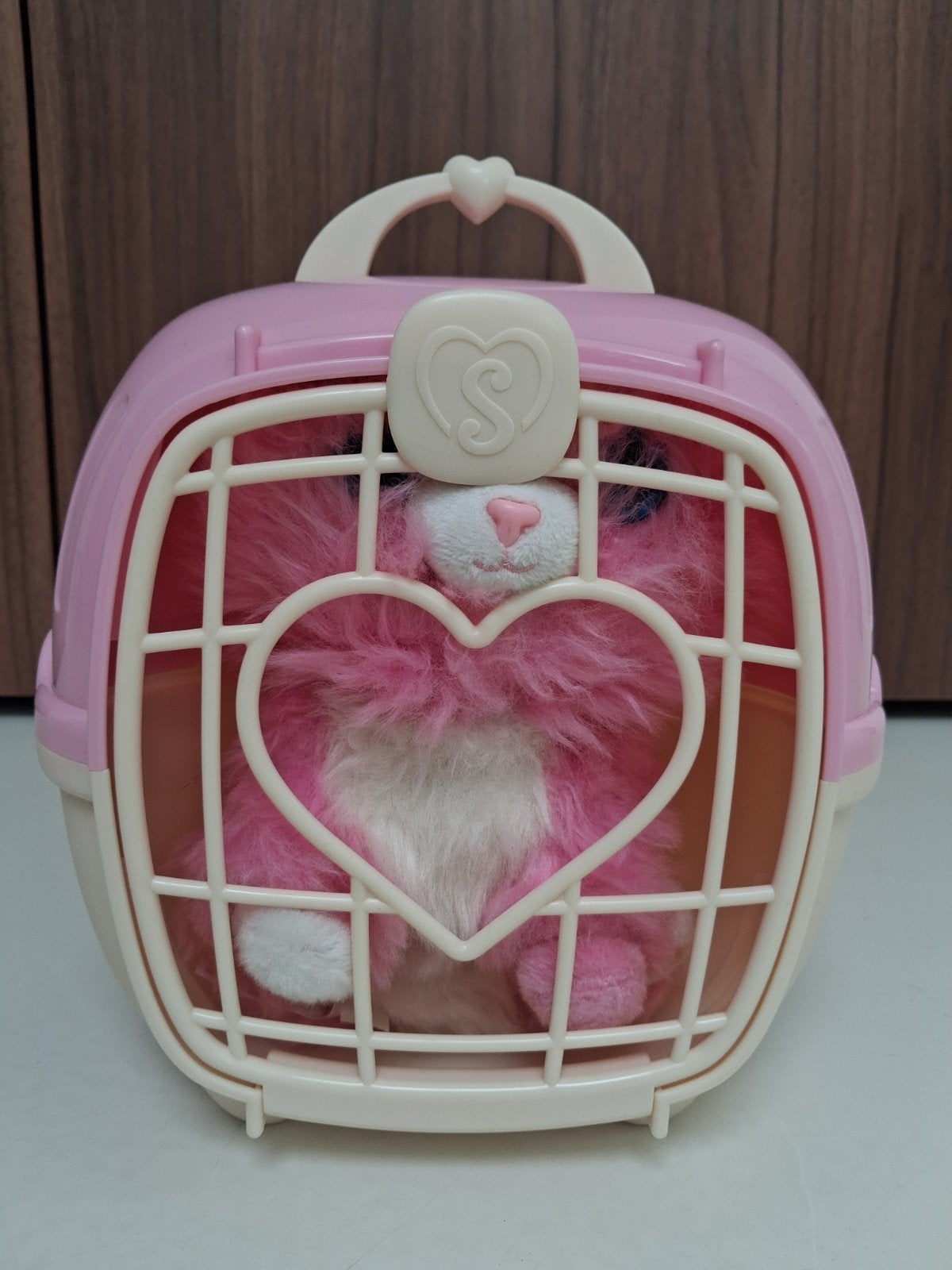 Joli chat en peluche rose avec boite, Enfants & Bébés, Avec vêtements ou accessoires, Chat, Rose, Comme neuf