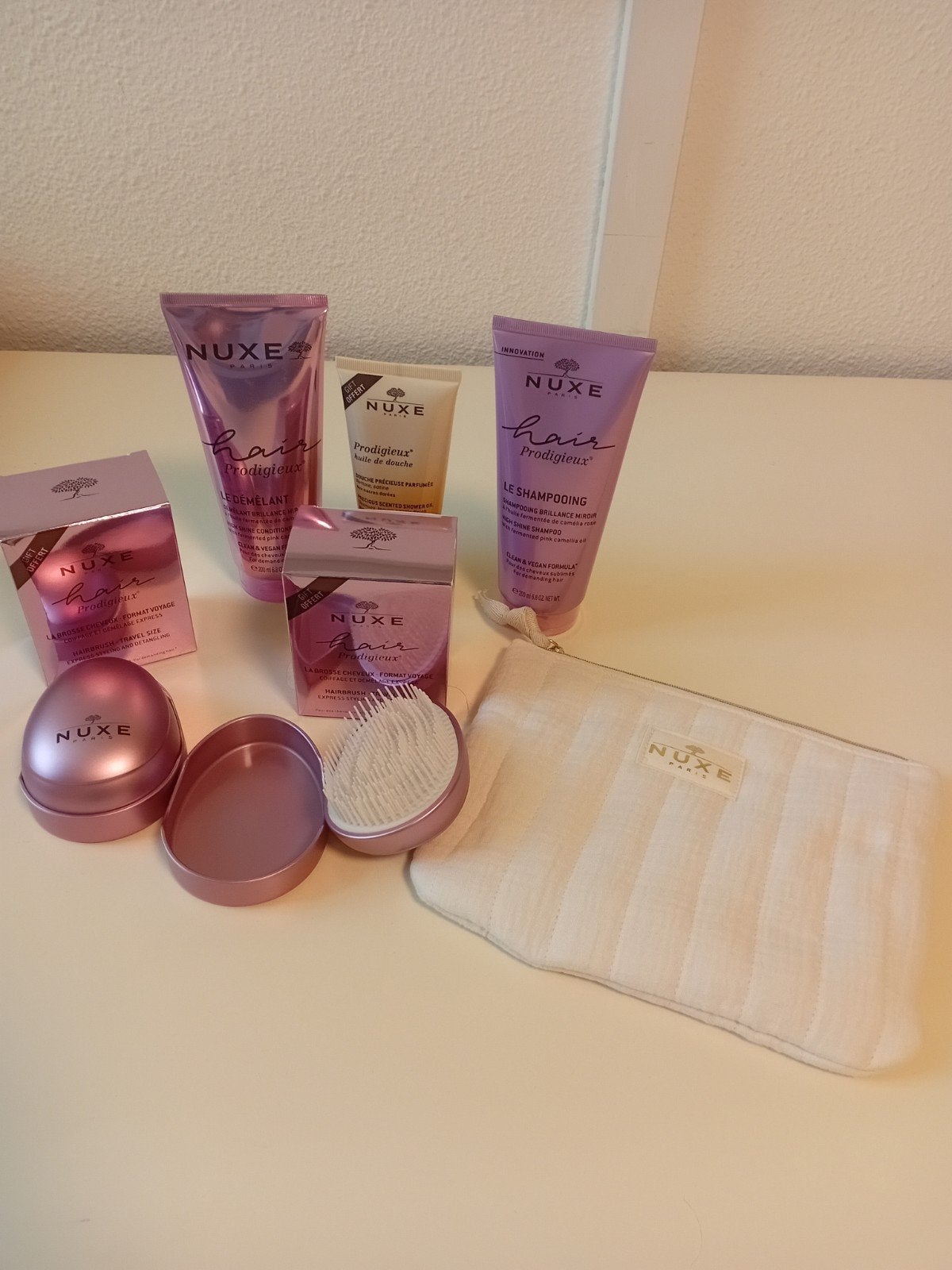 Packet Nuxe : Shampoing, démélant, gel douche, sac &2 brosse, Enlèvement ou Envoi