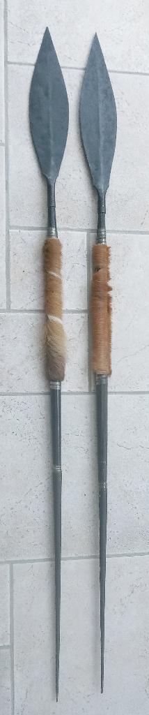 2 metalen speren met dierenvacht, Antiek en Kunst, Ophalen