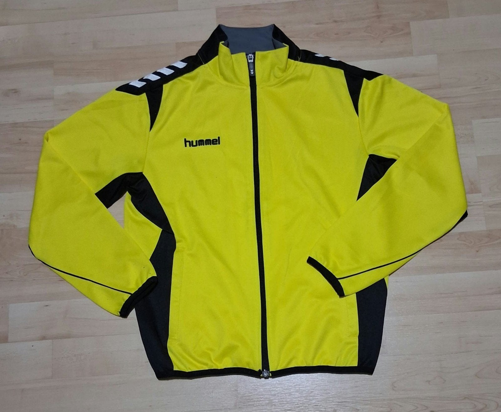Hummel Sportset Geel/Zwart (Jack + T-shirt) – Maat 152 / XS, Kinderen en Baby's, Jongen of Meisje, Trui of Vest, Ophalen of Verzenden