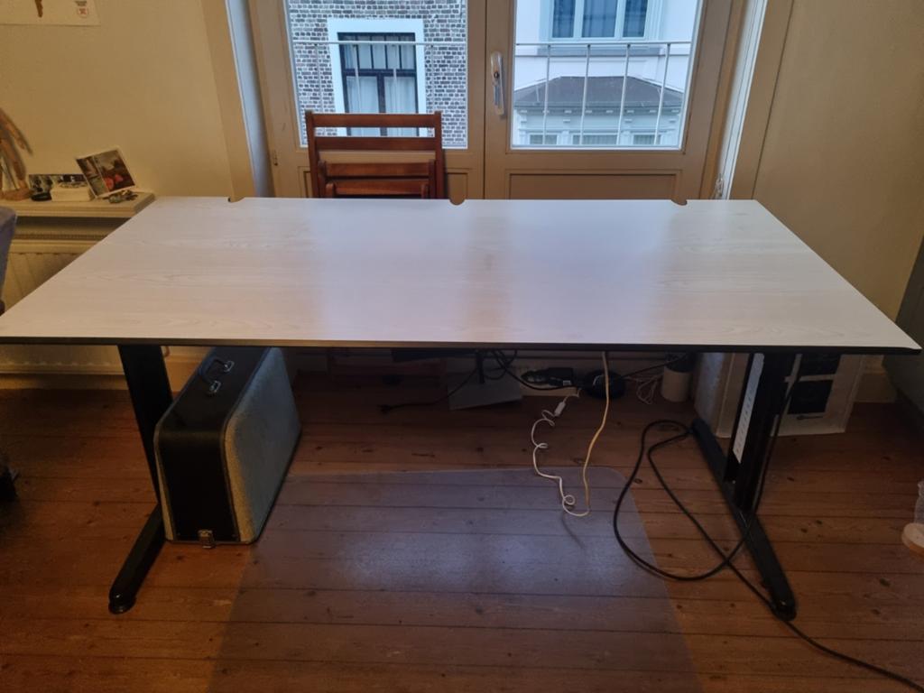 Groot bureau (160x80) met verdeelstekker, Ophalen, Zwart, Hout