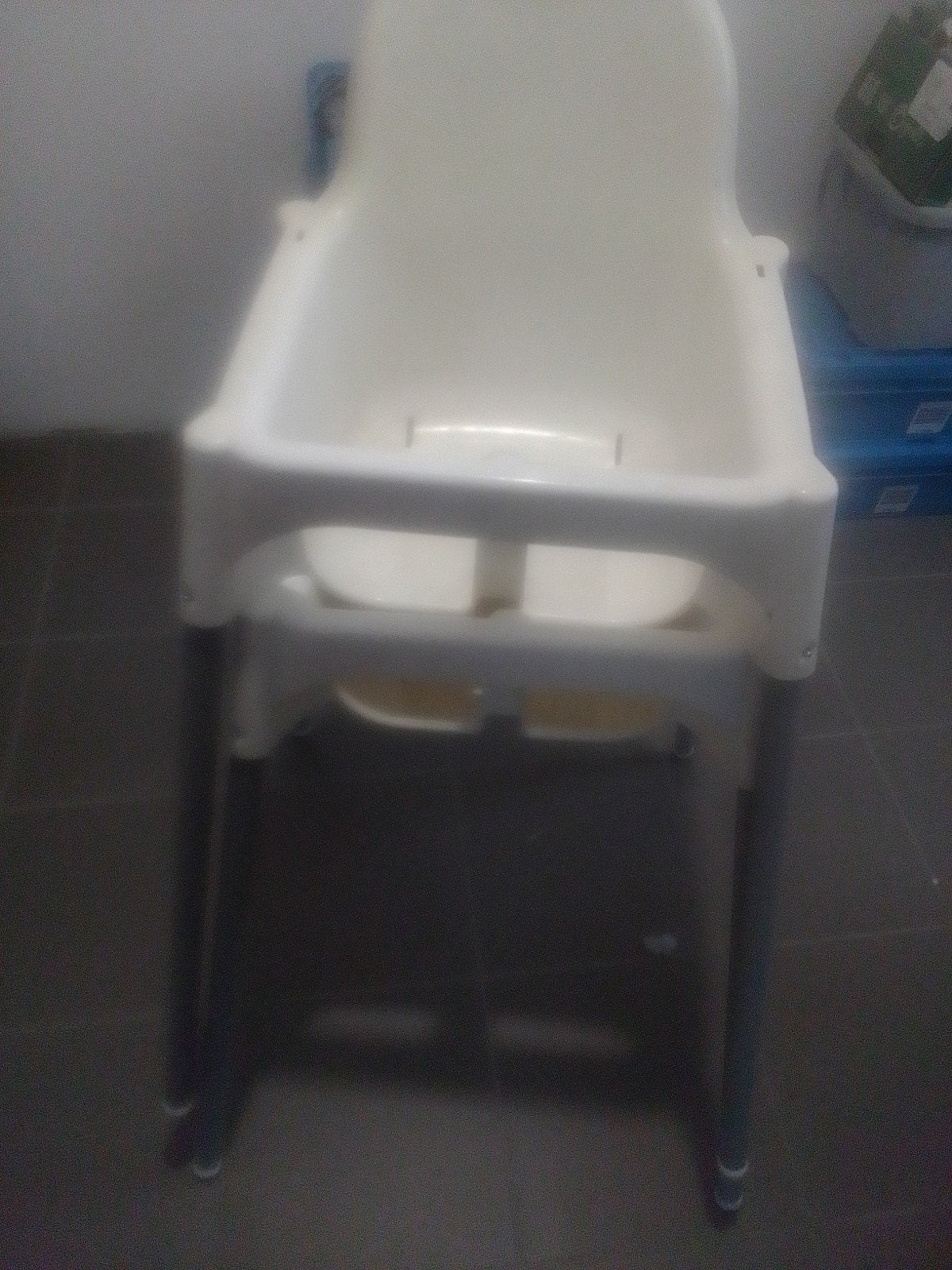 Chaise bébé blanche, Enlèvement