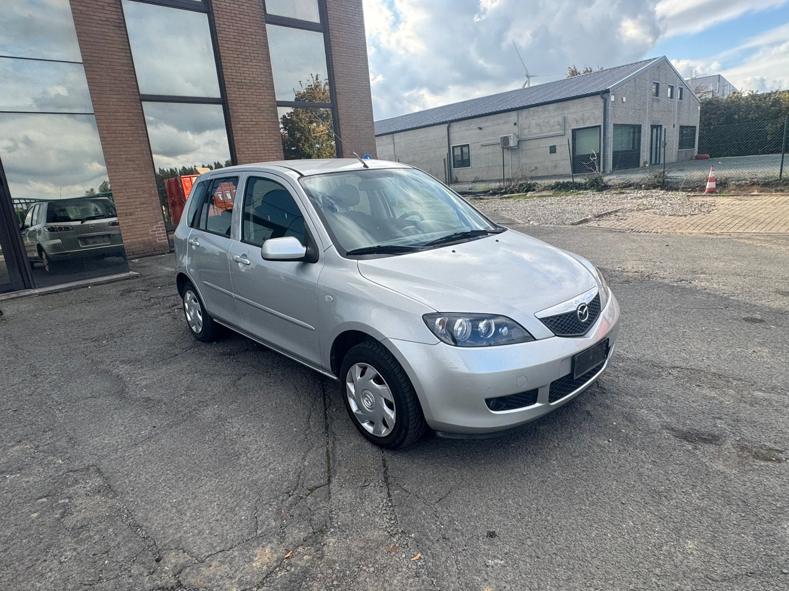 Mazda 2 1.4 essence boîte atomatique lez ok, Auto's, Automaat, 4 deurs, Bedrijf, Grijs