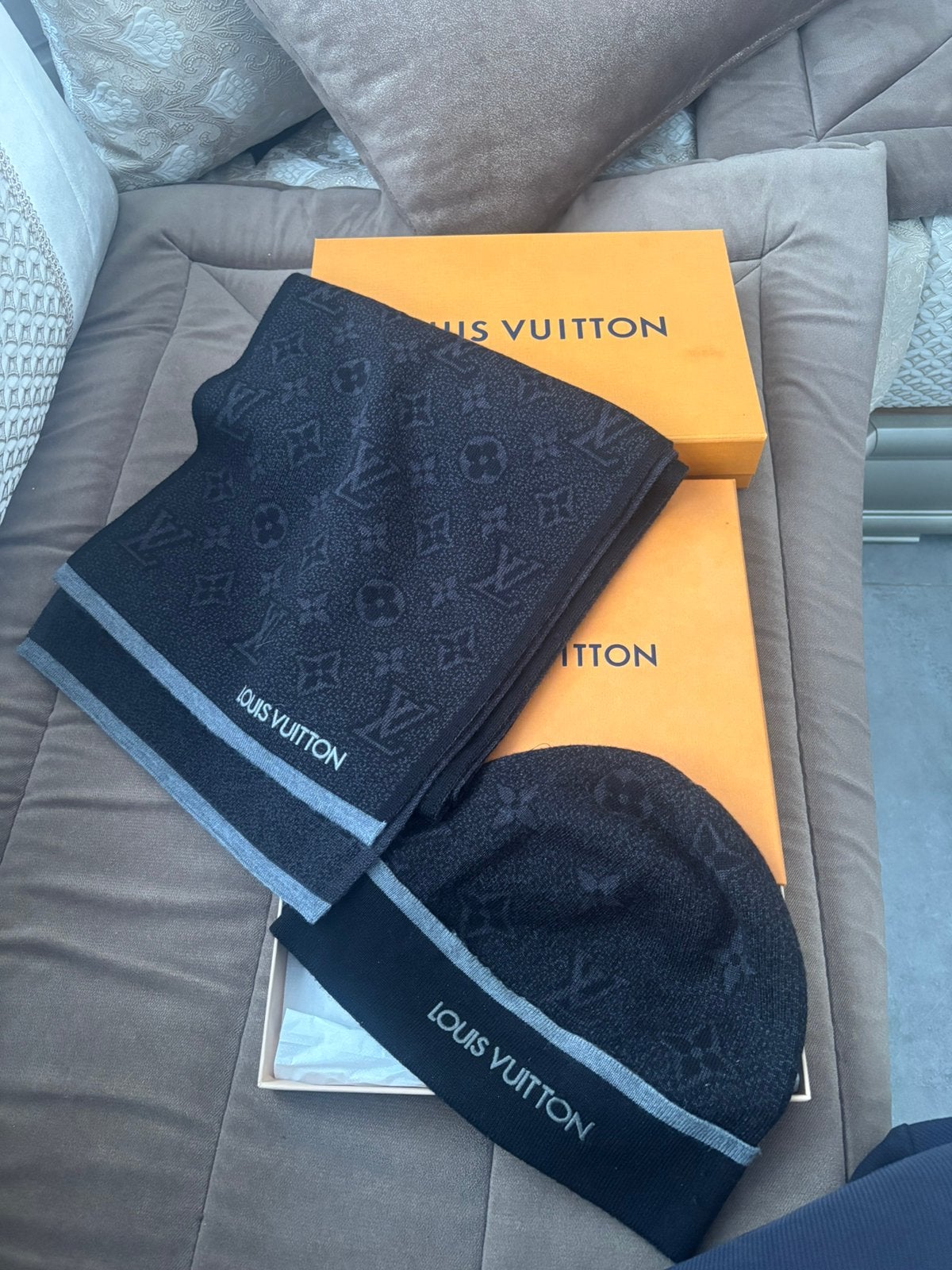 Ensemble chapeau et châle Louis Vuitton original, Enlèvement ou Envoi, Comme neuf, Bonnet