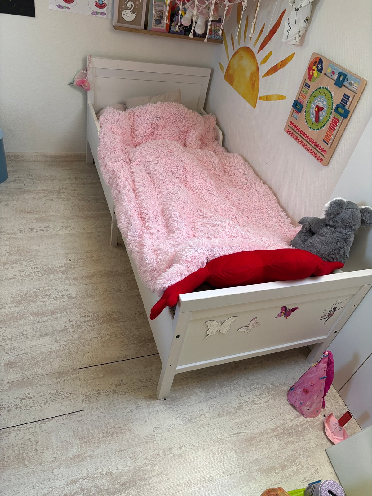 Meegroeibaar kinderbed / peuterbed - Wit met vlinderdetails, Kinderen en Baby's, Ophalen, Zo goed als nieuw