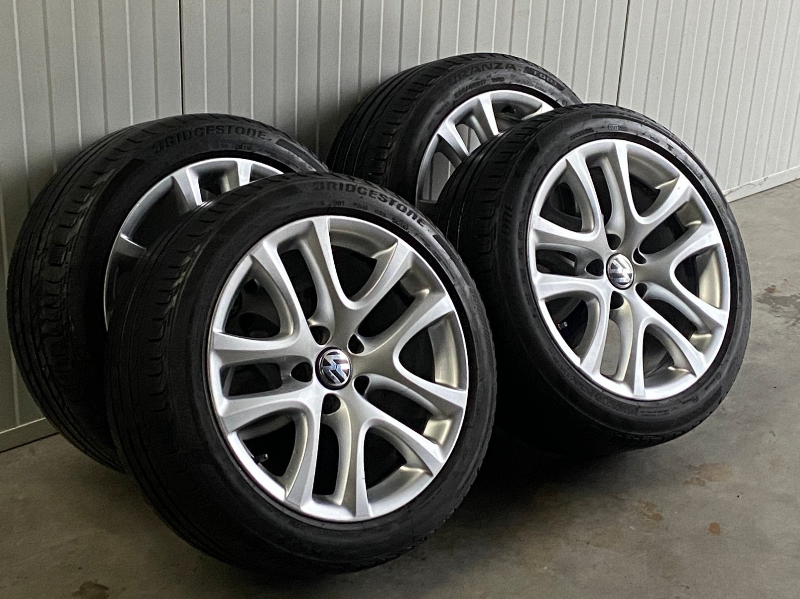 ACTION ! Jantes d'origine VW Bridgestone 225/45 R17 — 5x112, Autos : Pièces & Accessoires, Pneus & Jantes, Pneus et Jantes, Véhicule de tourisme