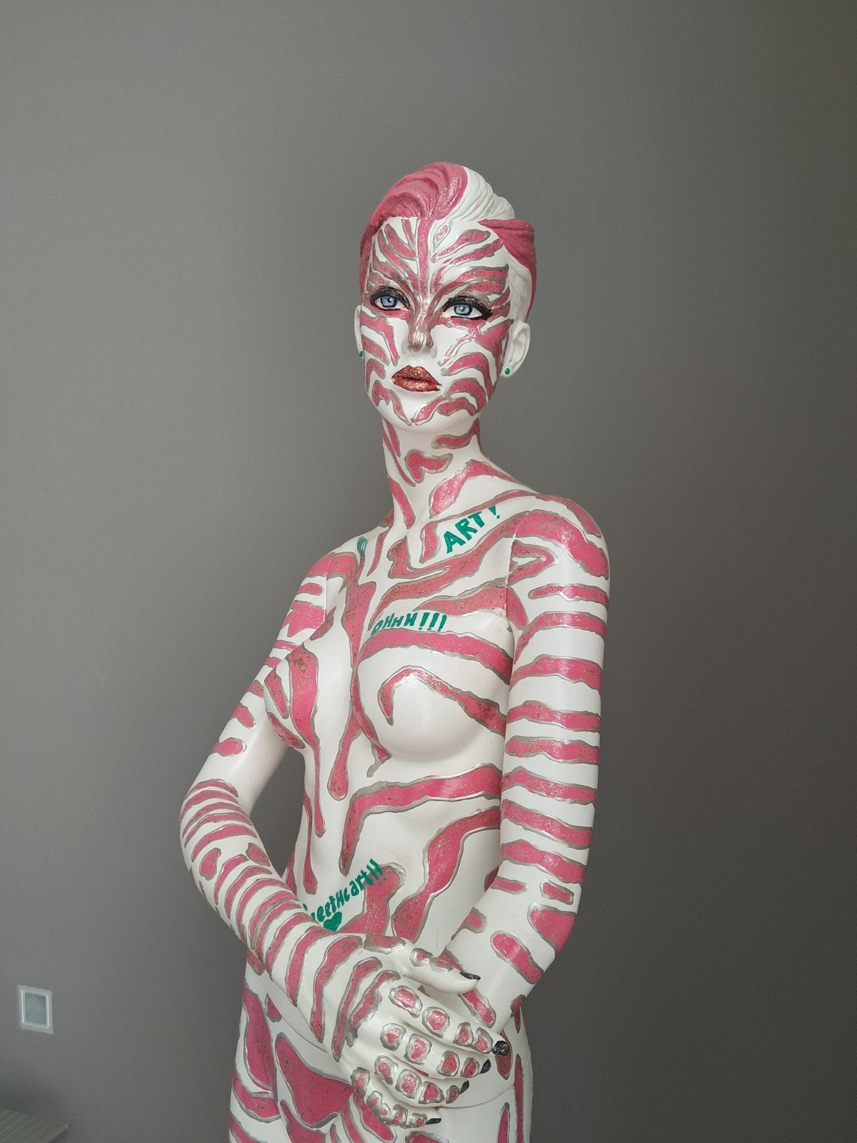 Uniek kunstobject – Handbeschilderde etalagepop "Pink Zebra", Antiek en Kunst, Ophalen