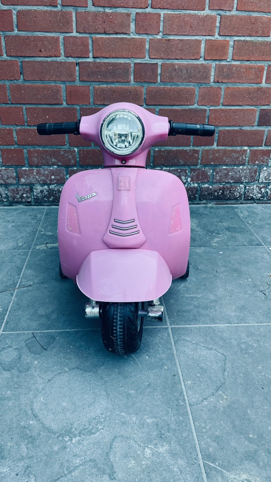 électrique rose pour enfants, modèle Vespa, avec top case, Enlèvement, Comme neuf