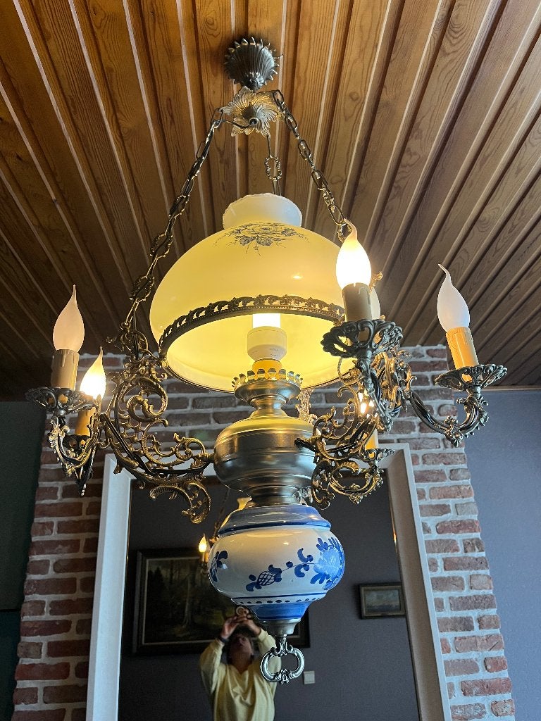 Grote vintage kroonluchter met porselein en glazen kap –, Antiek en Kunst, Ophalen