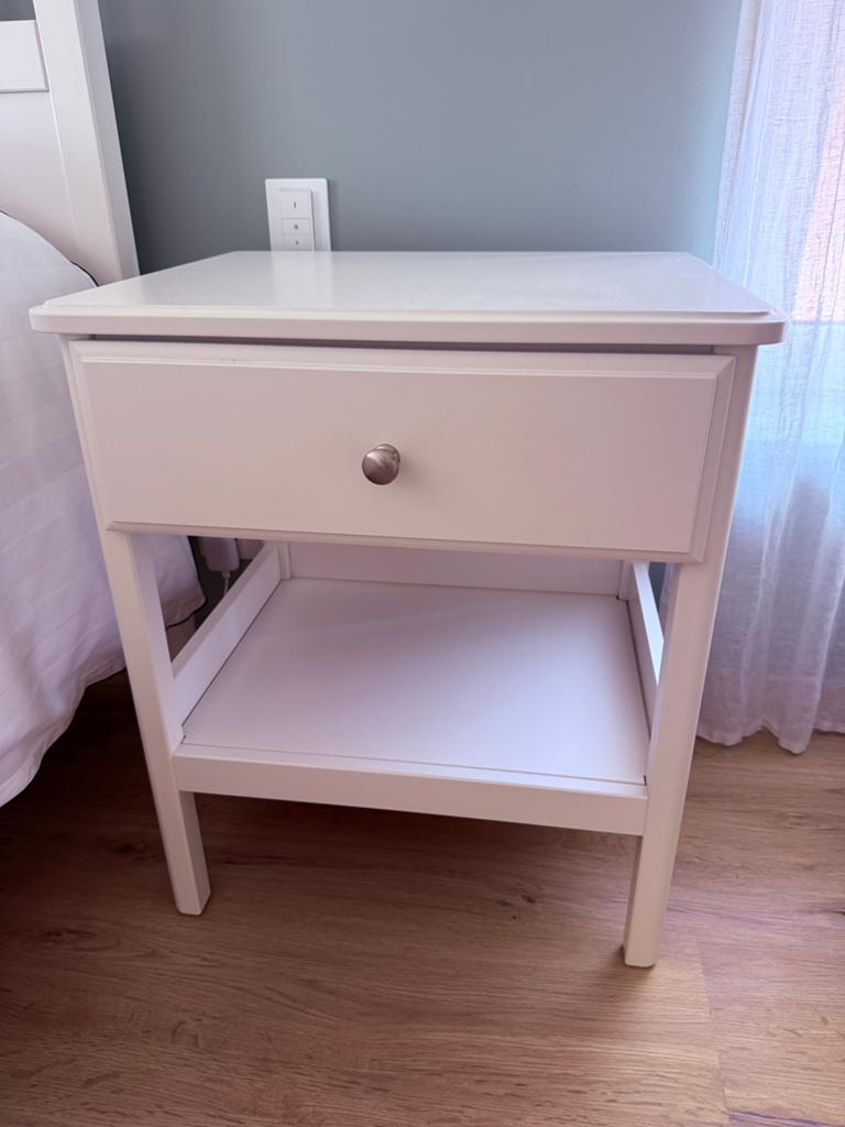 2 Tables de nuit Ikea Tyssedal, Maison & Meubles, Enlèvement, Comme neuf