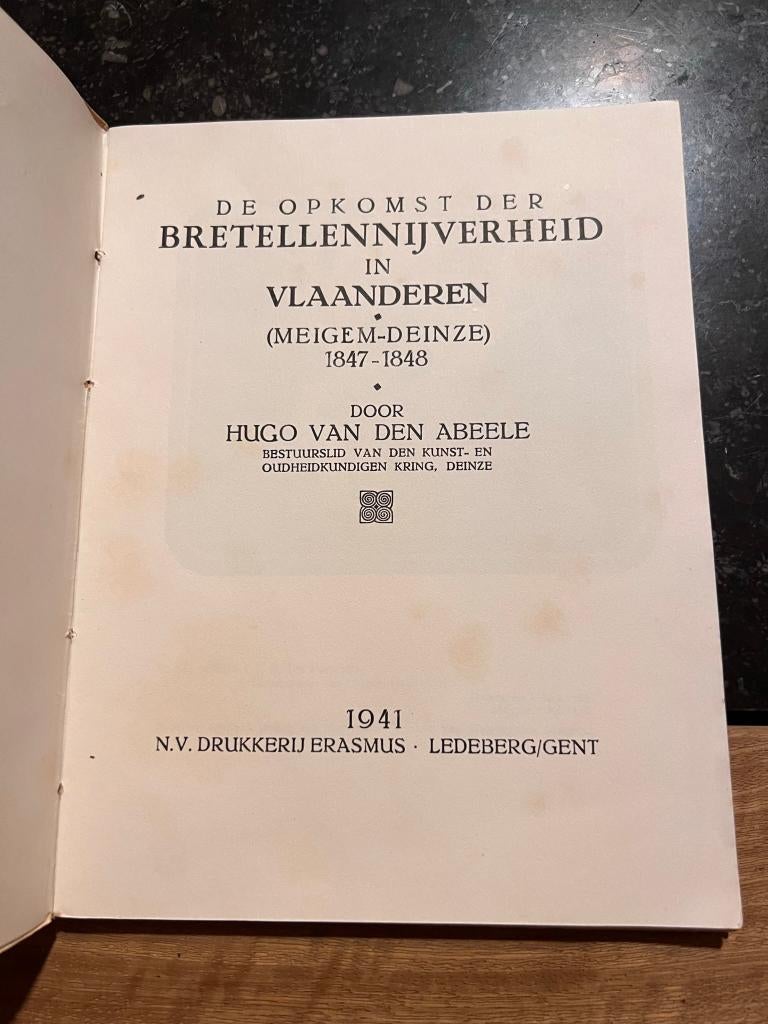 De opkomst der bretellennijverheid  - Hugo v/d Abeele *1941*, Antiek en Kunst, Ophalen of Verzenden, Hugo van den Abeele
