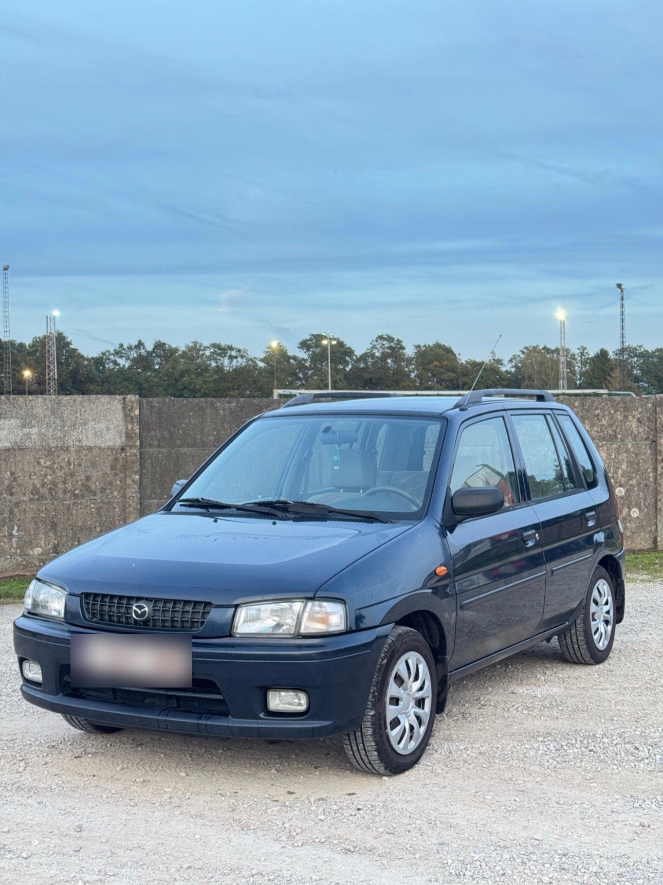 Mazda Demio 1.3 benzine van 1999 met 175.252 km zeer zuinige, Auto's, Voorwielaandrijving, Dealer onderhouden, Blauw, Bedrijf
