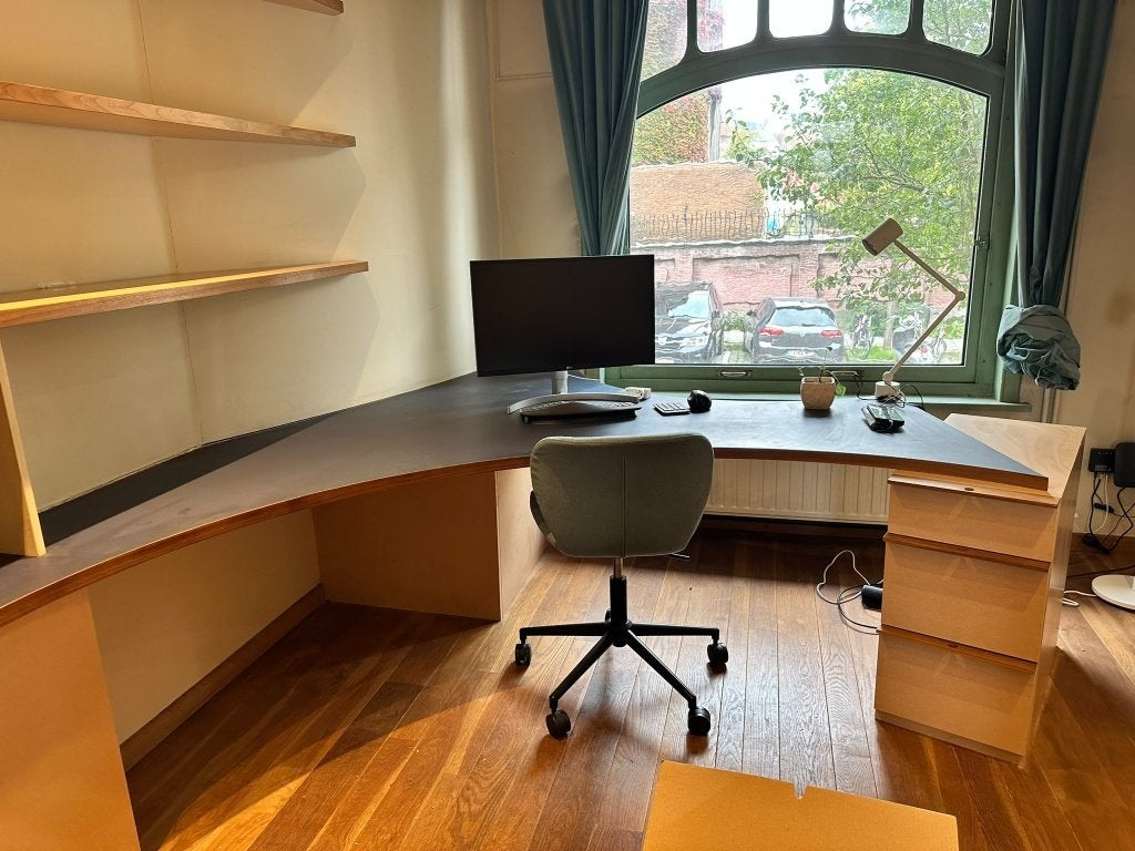 Groot maatwerk bureau met wandplanken, Ophalen, Zo goed als nieuw, Bureau-kast combinatie