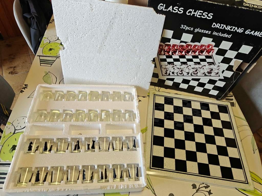 Glass chess drinking game, Hobby en Vrije tijd, Gezelschapsspellen | Bordspellen, Ophalen of Verzenden