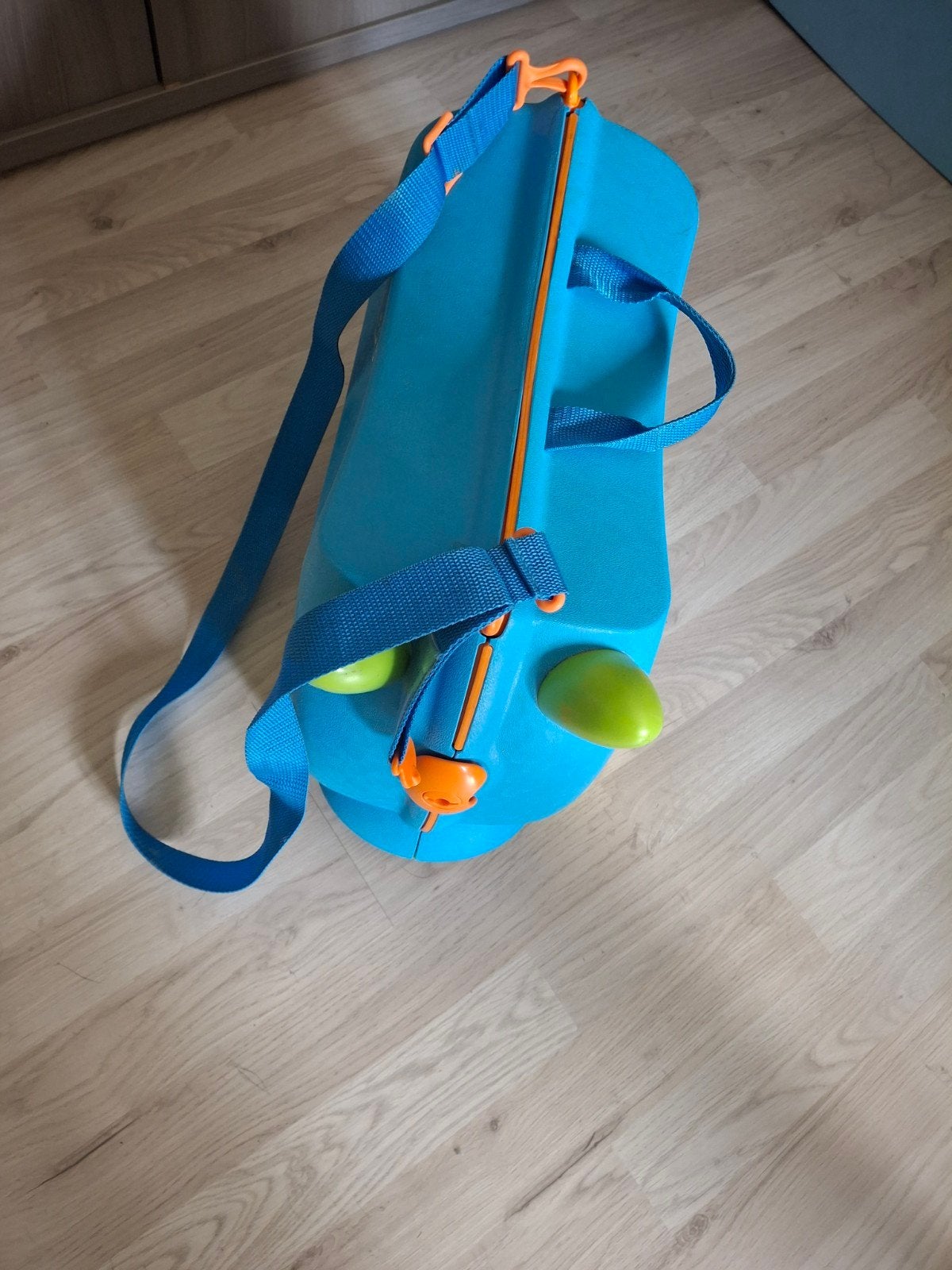 Kindervaliesje Trunki, Enlèvement