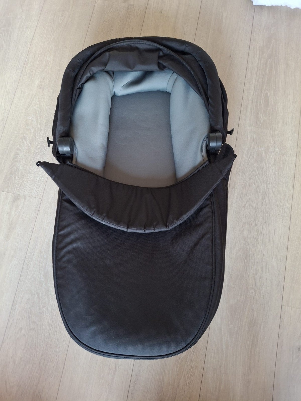 thule urban glide 2 bassinet + regenhoes en clicks., Ophalen