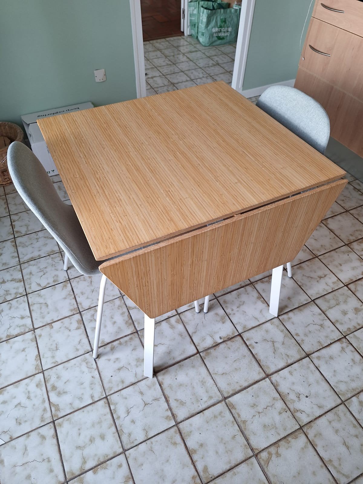 Table de cuisine avec deux chaises, 50 à 100 cm, Jusqu'à deux personnes, Enlèvement, Utilisé
