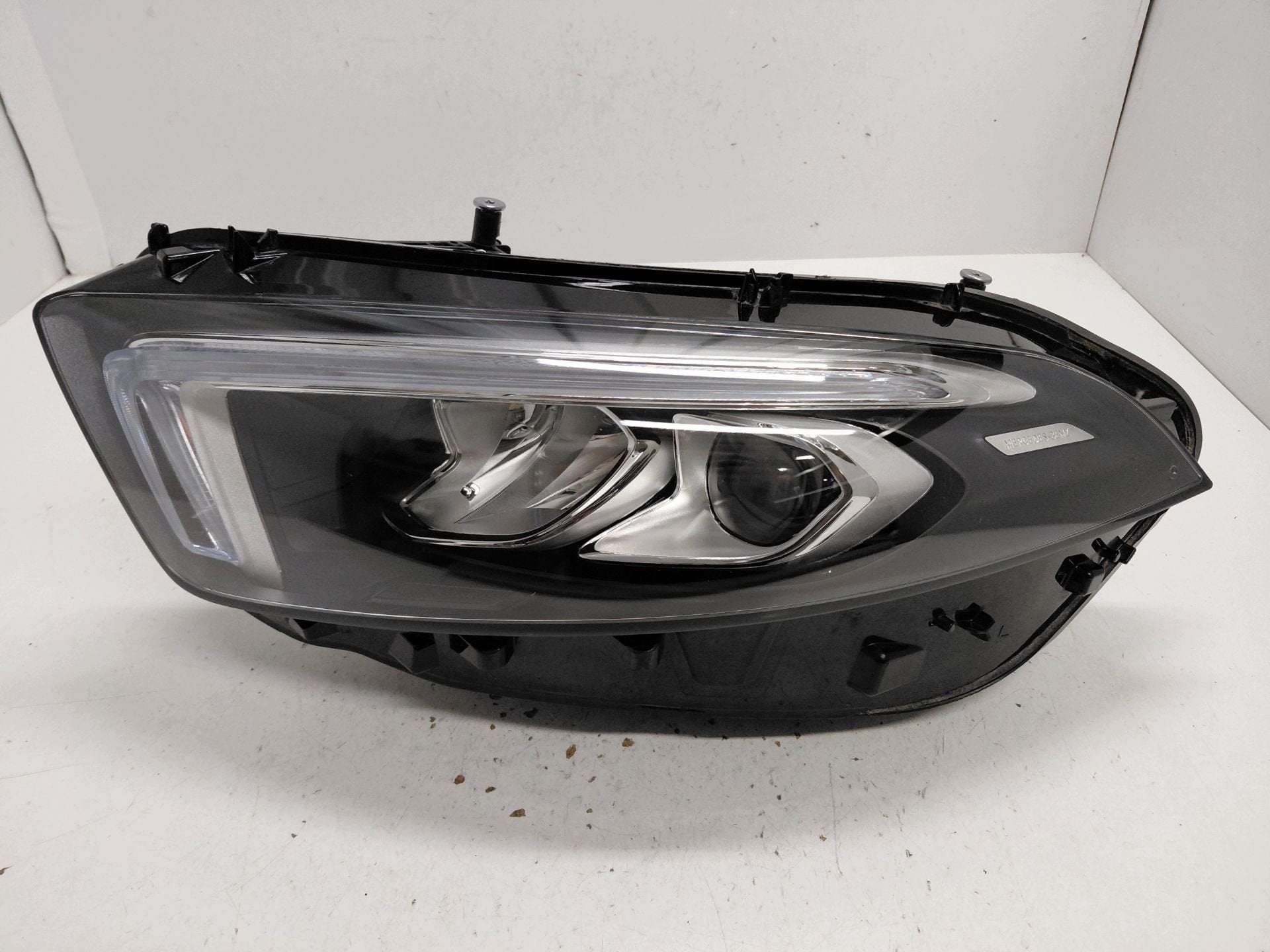 Phare gauche Mercedes Classe A A1779063705, Autos : Pièces & Accessoires, Mercedes-Benz AG, Mercedes-Benz, Utilisé, Mercedesstrasse 120
70372  Stuttgart, DE