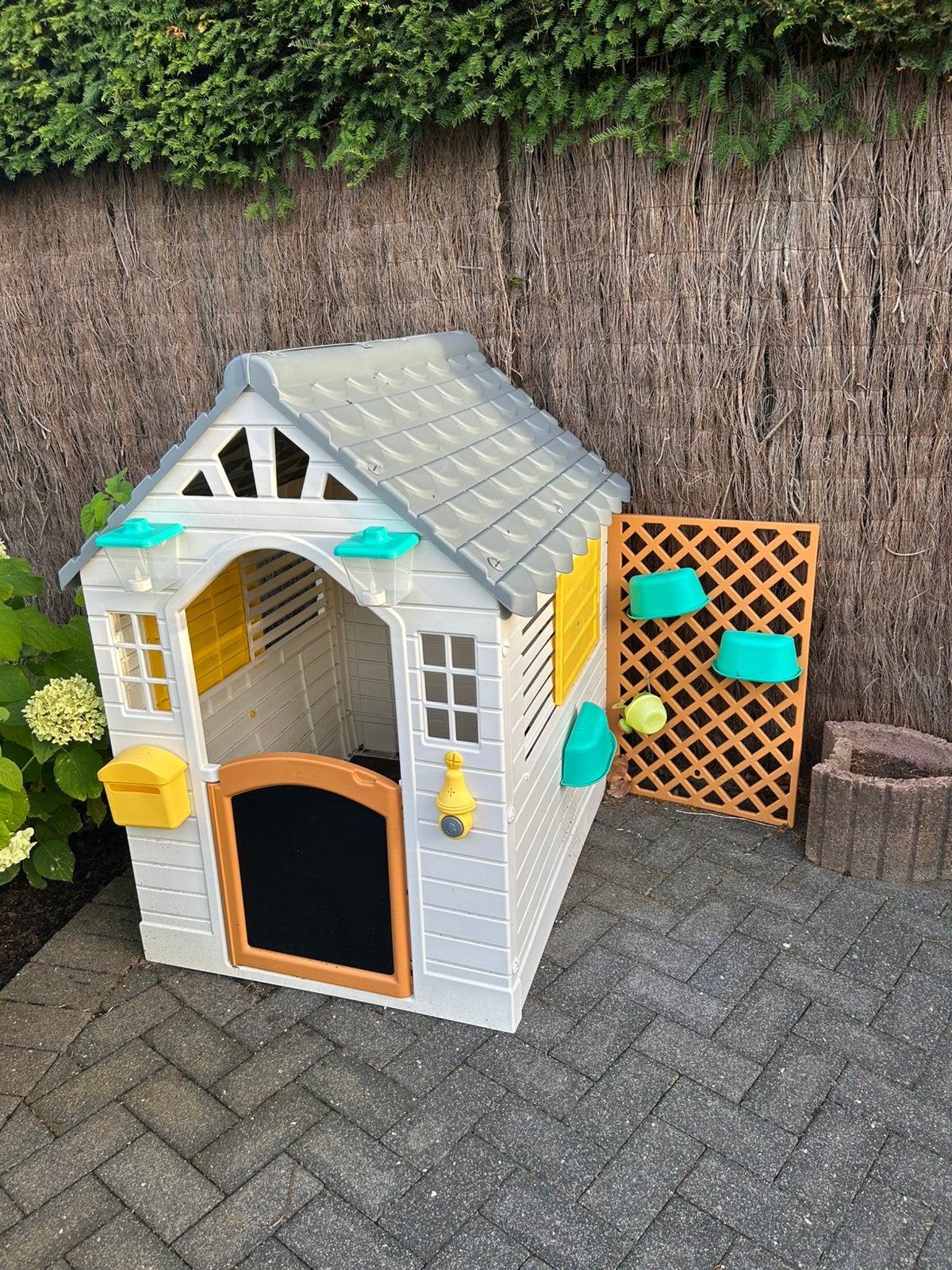 Dolu garden speelhuisje met werkende bel en krijtbord, Enfants & Bébés, Enlèvement, Comme neuf