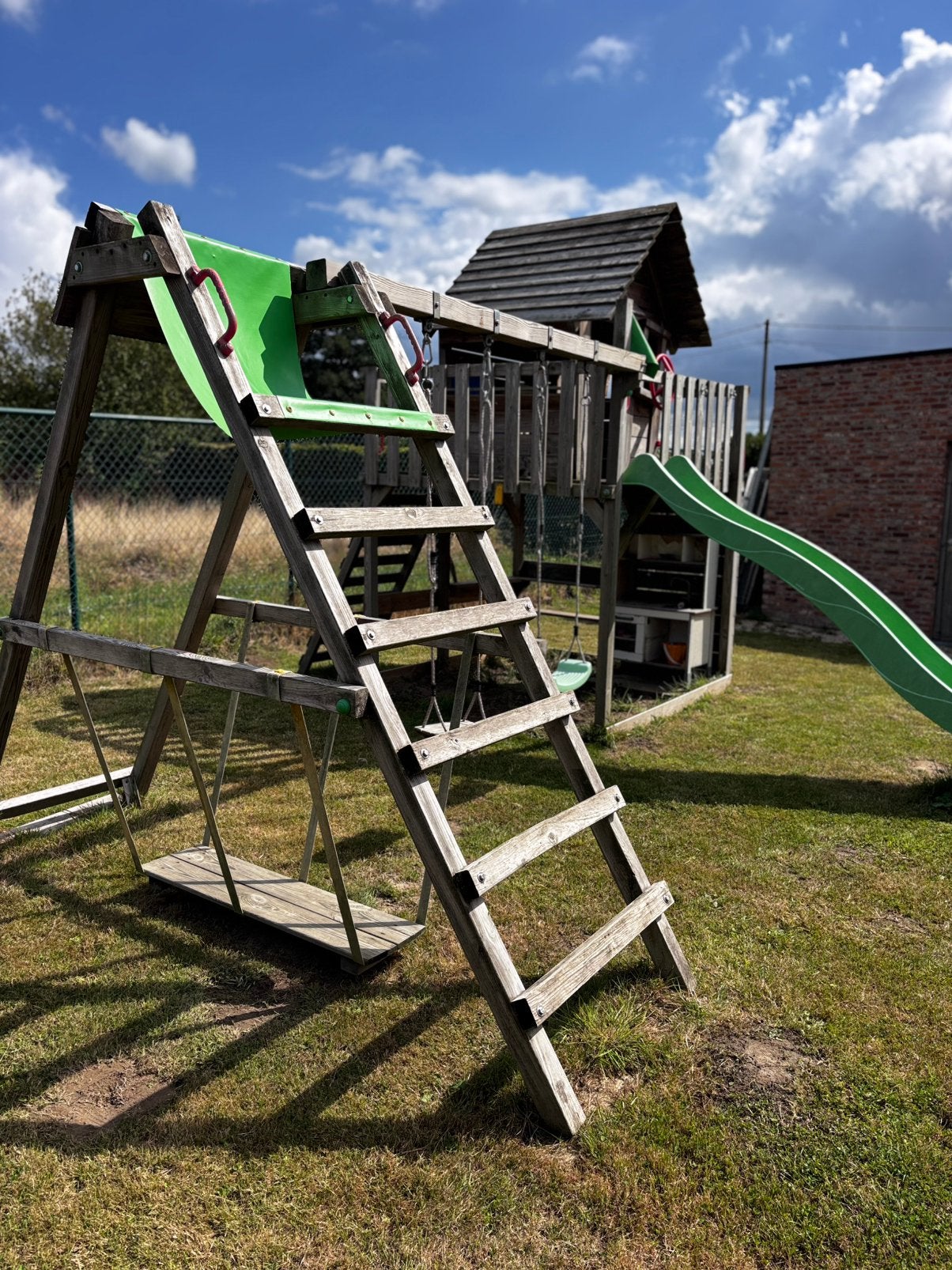 Houten speelhuisje met schommel en glijbaan, Kinderen en Baby's, Speelgoed | Buiten | Speeltoestellen, Ophalen, Gebruikt